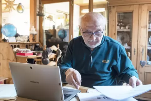  Franz Rauschenberger zog vor elf Jahren das erste Mal mit einem Packen von 200 Fragen los.