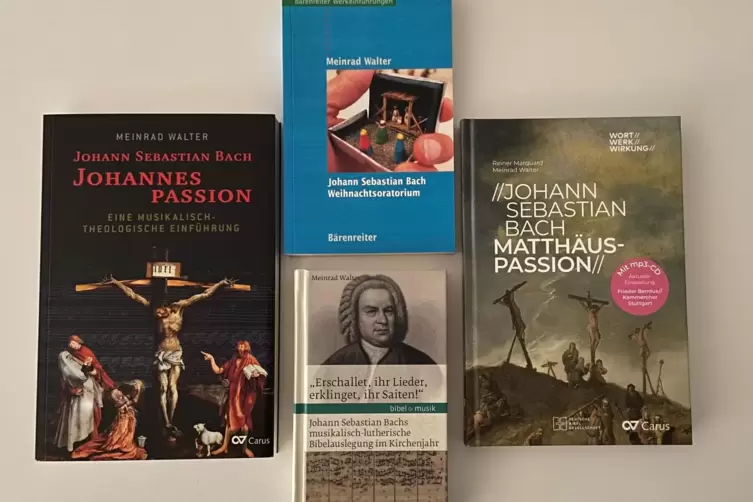 Ein Büchertisch: Bände zur geistlichen Vokalmusik von Bach, verfasst und herausgegeben von Meinrad Walter. 