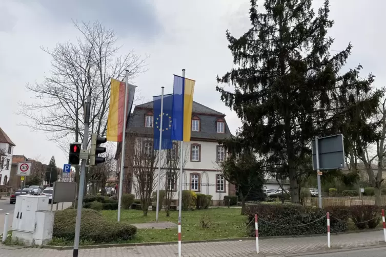 Dreifach beflaggt ist das Grünstadter Rathaus derzeit. 