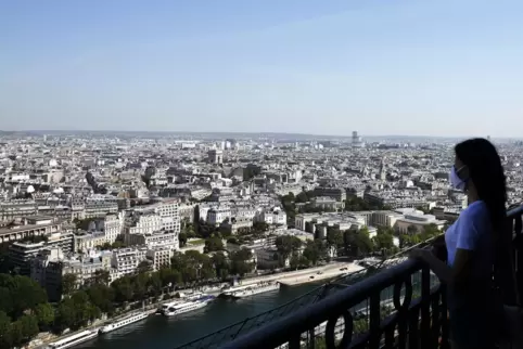 Blick vom Eiffelturm auf Paris. 