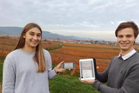 Maria Theresa Licka und Mario Schweikert zeigen ihre App. 