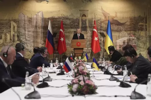 Der türkische Präsident Erdogan (Mitte) sprach mit der russischen (links) und der ukrainischen (rechts) Delegation.