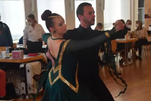 Die Rekordtänzer des TC Rot-Weiß Kaiserslautern: Jonas Clos und Jennifer Fauß in Karlsruhe. 