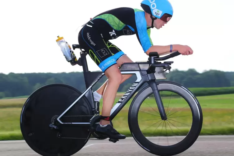 Tom Holzmann, Triathlet der LLG Wonnegau, auf seiner Rennmaschine. Mit den Rädern und der Kleidung früherer Jahre hat das nicht 