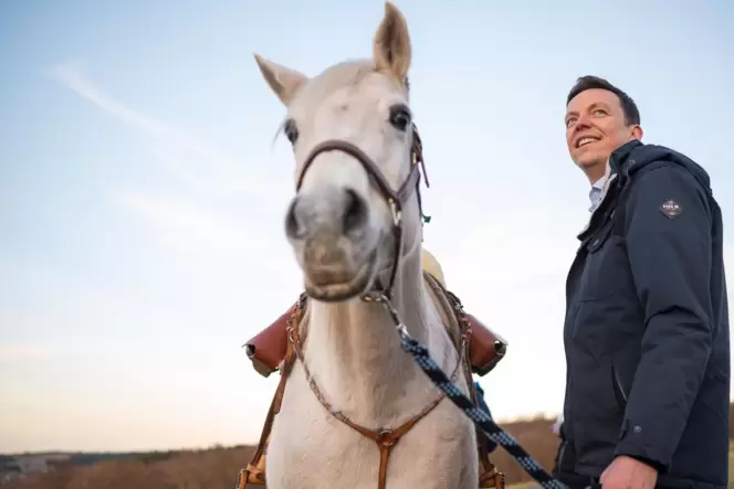 Zurück aufs Land: Tobias Hans wird ab Mai wieder viel Zeit für seine Familie und seine Pferde auf der Münchwies haben, wo er woh