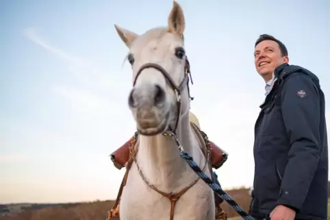 Zurück aufs Land: Tobias Hans wird ab Mai wieder viel Zeit für seine Familie und seine Pferde auf der Münchwies haben, wo er woh