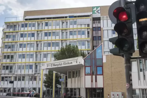 Weil sich immer mehr Mitarbeiter mit dem Coronavirus infizieren, müssen im Westpfalz-Klinikum Betten gesperrt werden. 