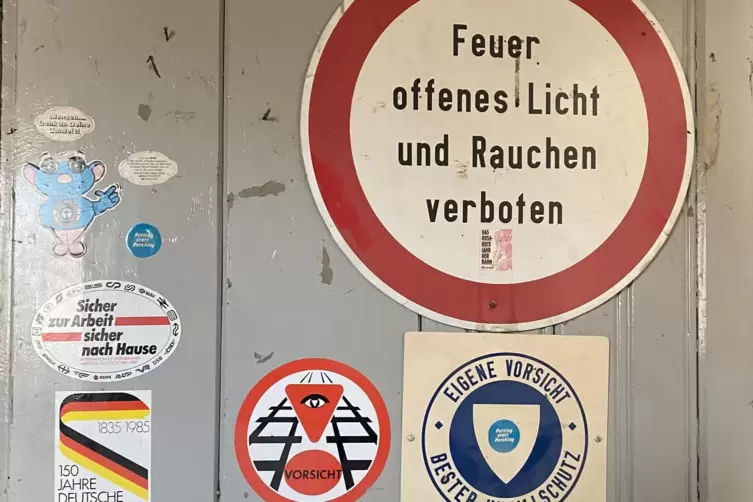 Erinnerungen an alte Zeiten: EineT&uuml;r im Geb&auml;ude. 