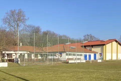 Beim TSV Königsbach stehen zwei Fußballrasen, eine Sporthalle und eine Gaststätte zur Verfügung. Das Gelände ist 32.000 Quadratm