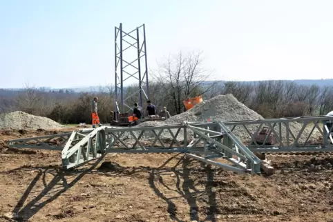 Auf der Battweilerer Höhe stellen die Pfalzwerke Gittermasten für die neuen 20-KV-Leitungen auf. 