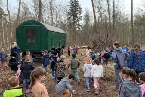 Begeistert haben die Kinder den Bauwagen und den Wald „erobert“. 