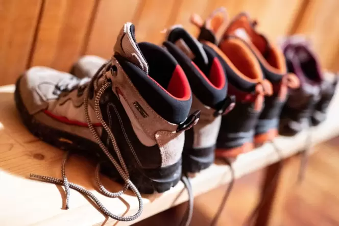 Wanderschuhe auf einem Regal aufgereiht