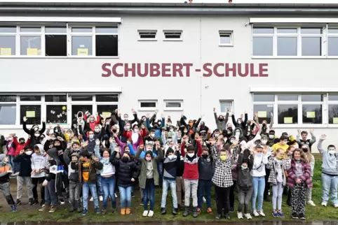 Mittwochmittag auf dem Schulhof der Schubert-Schule: Die Schulgemeinschaft jubelt über den Demokratie-Preis.