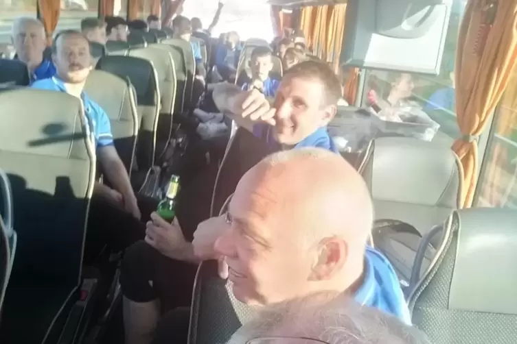 Blick in den Geinsheimer Mannschaftsbus: Nach dem Spiel in Mombach mussten alle viel trinken, „weil es warm war“, erzählt Traine