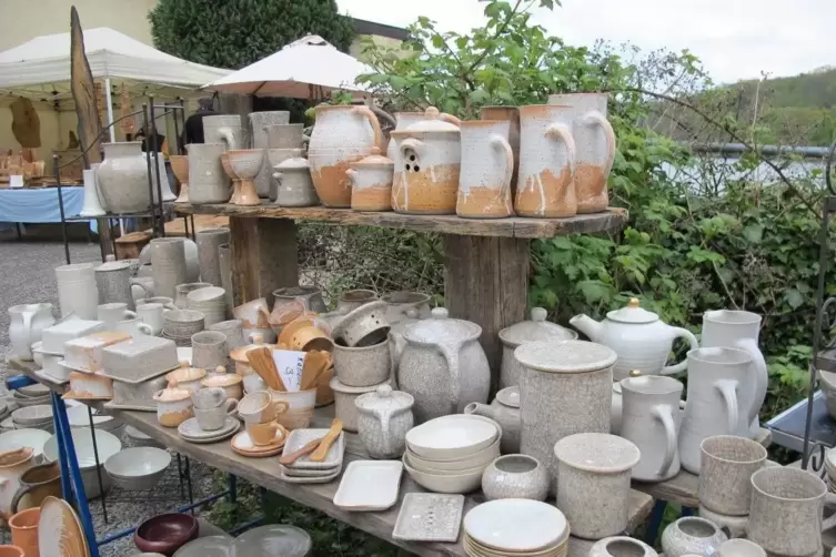 Waren auf dem Töpfer- und Künstlermarkt. 