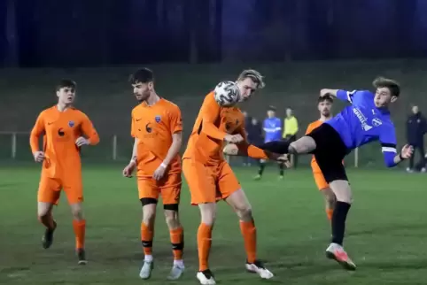 Der Altriper Stürmer Lucas Buhl (blaues Trikot) nimmt es mit mehreren Spielern des FC Speyer auf. 