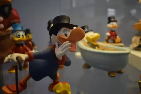 Plastikfiguren des Geburtstagskinds: Dagobert Duck tauchte 1947 zum ersten Mal in Entenhausen auf. 