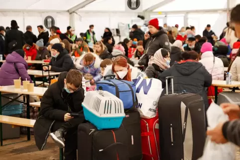 Kriegsflüchtlinge aus der Ukraine sitzen in der „Willkommenshalle“ in Berlin.