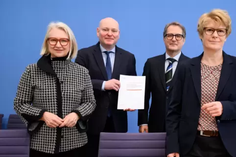 Die „Wirtschaftsweisen“ haben ihre Wachstumtsprognose deutlich nach unten korrigiert.