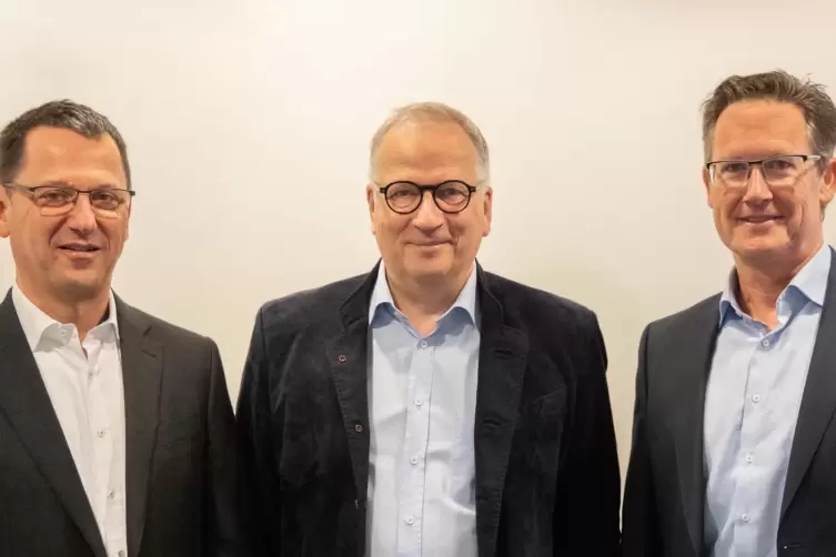 Neue Partner: Die Spiratec-Vorstände Frank Heines (links) und Andreas Schadt flankieren Onoff-Vorstand Uwe Ganzer, der „sein“ Un