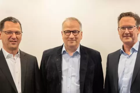 Neue Partner: Die Spiratec-Vorstände Frank Heines (links) und Andreas Schadt flankieren Onoff-Vorstand Uwe Ganzer, der „sein“ Un Neue Partner: Die Spiratec-Vorstände Frank Heines (links) und Andreas Schadt flankieren Onoff-Vorstand Uwe Ganzer, der „sein“ Un