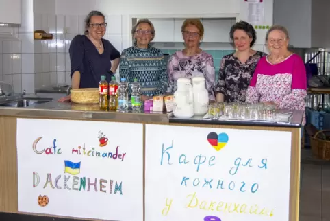 Organisieren das Miteinander-Café in Dackenheim: Hilde Mäurer, Hilde Bähr (Zweite und Dritte von links) und Renate Vogt (rechts)