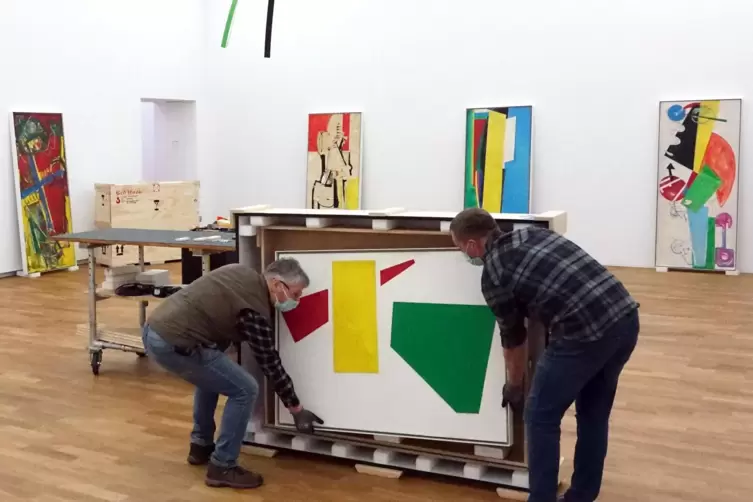 Mit Vorsicht ans Werk: Andreas Kusch und Bernd Riehmer, beide Mitarbeiter am Museum Pfalzgalerie, packen die Hans Hofmann-Arbeit