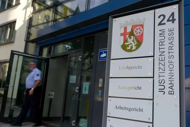 Das Arbeitsgericht hat seinen Sitz im Justizzentrum Kaiserslautern. Das Arbeitsgericht hat seinen Sitz im Justizzentrum Kaiserslautern.