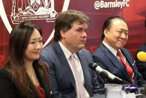 Auch in Barnsley engagiert: Grace Hung, Paul Conway und Chien Lee (Erste von links bis Dritter von links) von der PMG. 