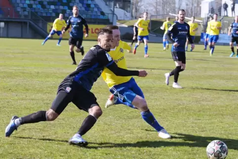 Als Linksverteidiger eingeplant: Julian Kern, hier im gelben Trikot beim Zweikampf mit Ahmed Azaouagh vom FSV Frankfurt. 