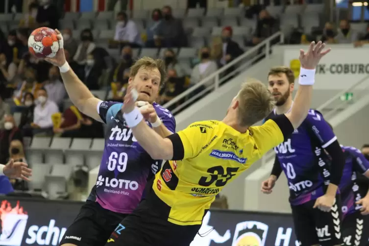 Christian Klimek (Nummer 69) erzeilte bei der knappen Niederlage der Eulen in Coburg vier Treffer.