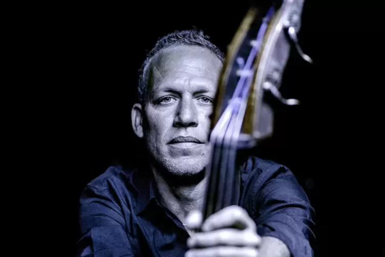 Spitzenjazzer aus Israel: Avishai Cohen, zum Festivalfinale in Kaiserslautern.