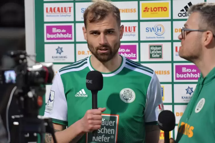 Patrick Dulleck, der die Homburger in der 42. Spielminute in F&uuml;hrung gebracht hatte, im Interview mit FCH-Sprecher Daniel von Ho