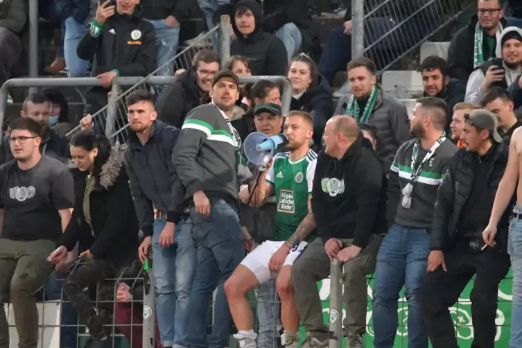 Gro&szlig; ist der Jubel, nachdem die w&uuml;tende Schluss-Drangphase der G&auml;ste &uuml;berstanden ist. Mart Ristl feiert mit den Fans.