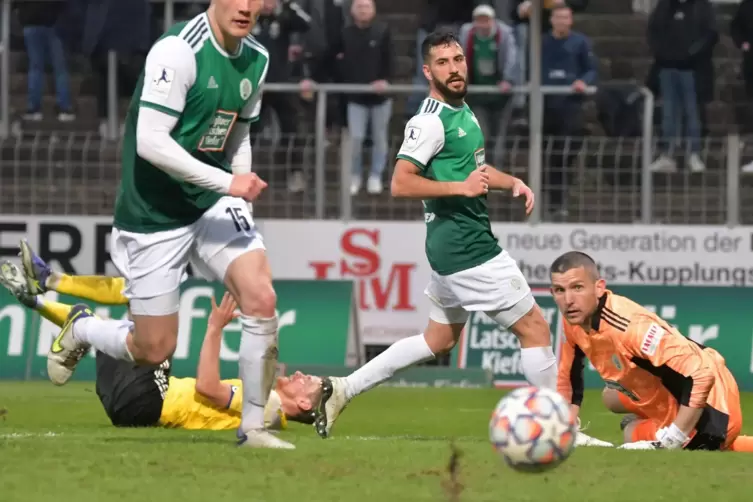 Gl&uuml;ck f&uuml;r Homburgs Keeper David Salfeld (rechts): Sebastian Jacobs brandgef&auml;hrlicher Torschuss kullert knapp am FCH-Tor vorbei. 