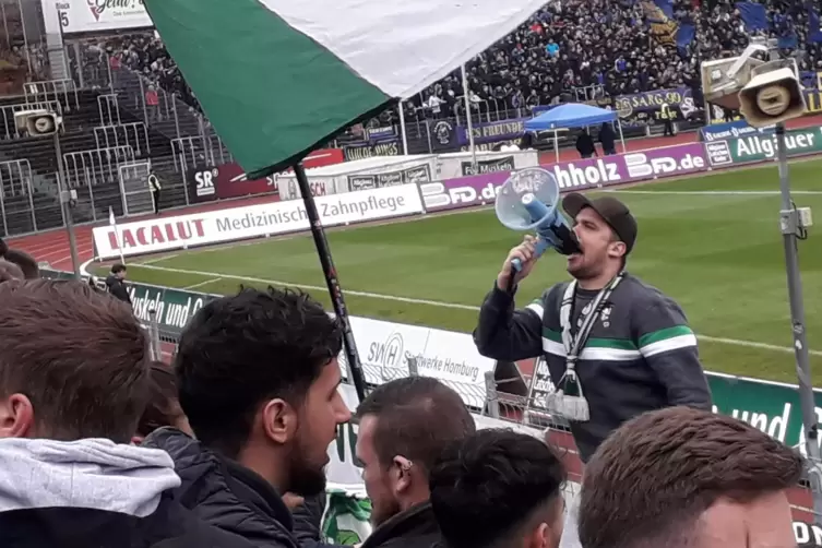 Immer wieder peitschen Homburgs Fans ihr Team nach vorne. 