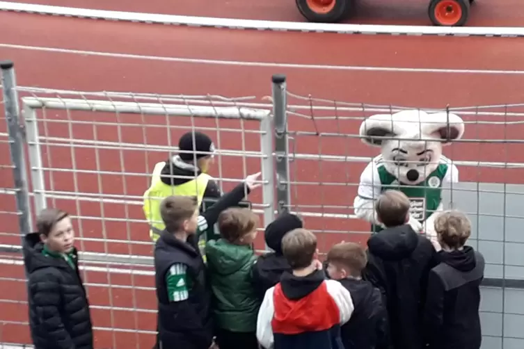 FCH-Maskottchen Manni hat den lieben Kleinen etwas mitgebracht.