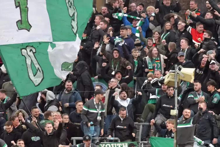 Homburgs Fans halten dagegen,