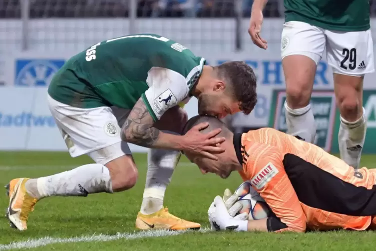 Super gemacht, Sali! Patrick Lienhard gratuliert seinem Torwart daf&uuml;r, dass er den Kasten wieder mal saubergehalten hat.