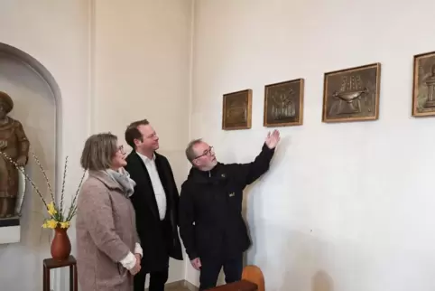 Vor den zurückgekehrten Altarplatten: (von links) Birgit Birkle-Ertel (Vorsitzende Gemeindeausschuss), Pfarrer Jens Henning und 