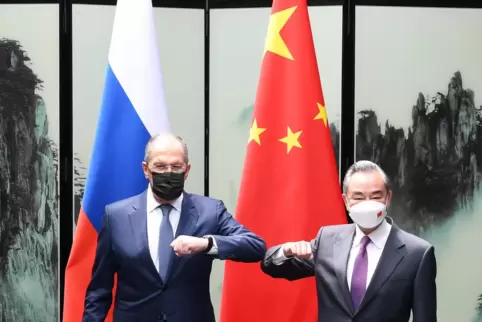 Sergej Lawrow (links), Außenminister von Russland, und Wang Yi, Außenminister von China, demonstrieren Einigkeit. 