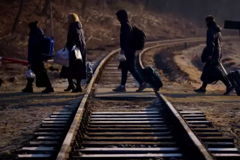 Mit häufig nicht viel mehr als einem kleinen Koffer flüchten Menschen aus der Ukraine ins Nachbarland Polen. Um die zwei Million Mit häufig nicht viel mehr als einem kleinen Koffer flüchten Menschen aus der Ukraine ins Nachbarland Polen. Um die zwei Million