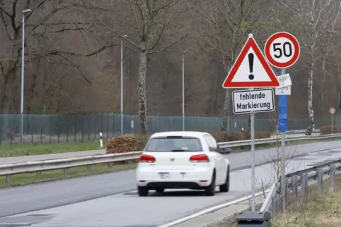 „An dieser Stelle wird abgezockt“, sagt ein wütender Leser. Stadtverwaltung und Polizei nennen andere Gründe fürs Tempolimit an 