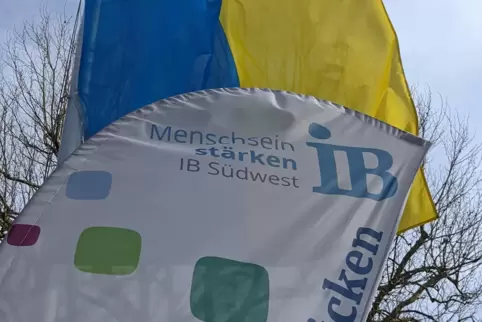 Solidarität: Beim IB in Zweibrücken weht die Flagge der Ukraine.