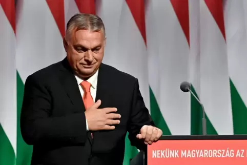 Viktor Orbán ist im ungarischen Staatsfernsehen allgegenwärtig. Sein Herausforderer Péter Marki-Zay, gemeinsamer Kandidat der Op