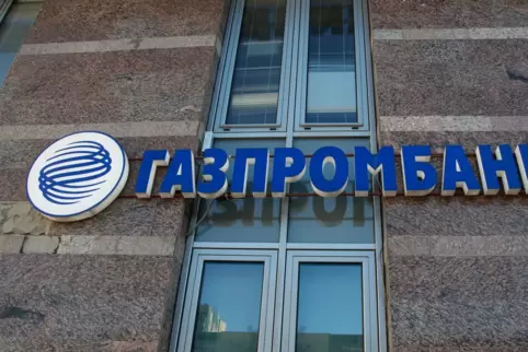 Das Logo der Gazprombank auf einem Gebäude in St. Petersburg. Über diese Bank sollen künftig Gas-Zahlungen des Westens abgewicke