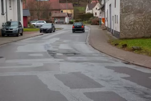 Die Ortsdurchfahrt von Winterbach bekommt eine neue Straßendecke.