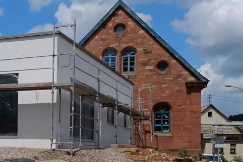 Während der Kindergartenanbau im Vordergrund mittlerweile fertig ist, ist das Dorfgemeinschaftshaus in Winterbach noch eine Baus