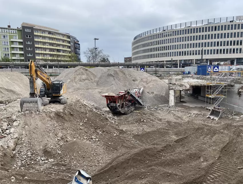 Der Schutt vom Tiefbunker wird genutzt, um Hohlräume zu verfüllen.