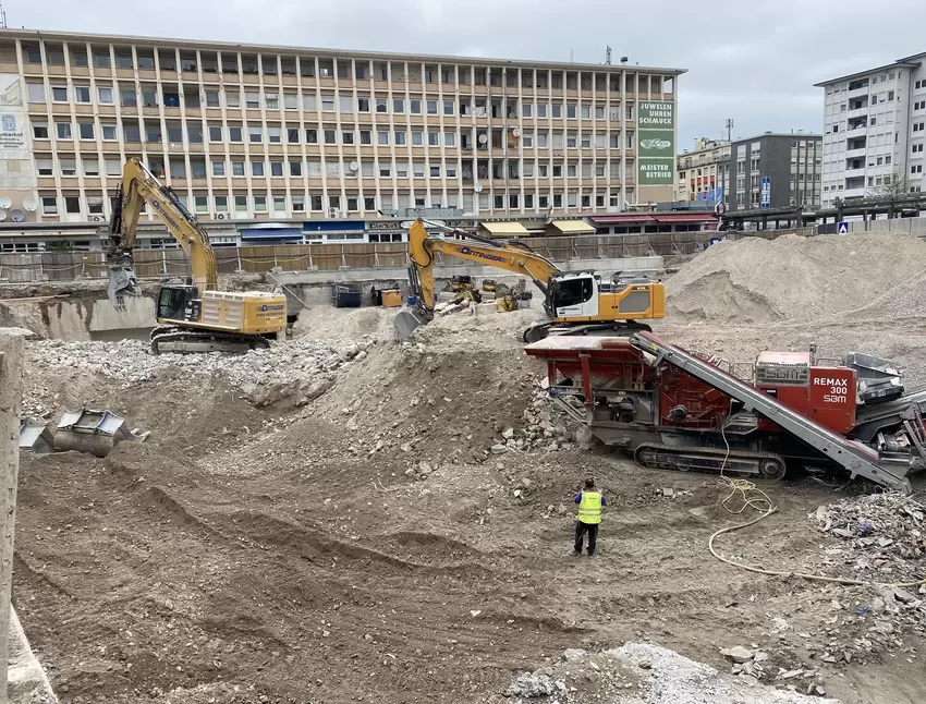 Die rote Brechermaschine zerlegt den Bunkerbeton in handliche Brocken.
